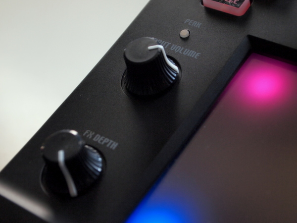 ASCII.jp：楽しさは音ゲー以上!? プロも遊べる「KAOSS PAD QUAD」 (1/4)