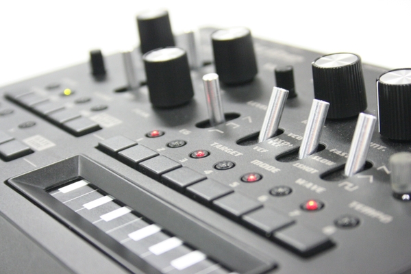 ASCII.jp：今こそ原点のアナログへ――コルグ入魂のシンセ「monotribe