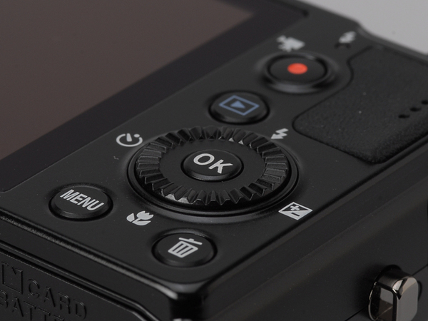 ASCII.jp：マニュアル操作が楽しめるコンデジ「COOLPIX P300」 (1/3)