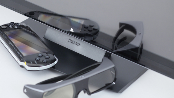 ASCII.jp：PS3／PSP向け3Dディスプレー「CECH-ZED1J」を試してみた (1/4)