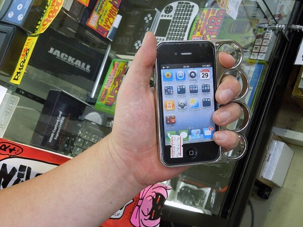 ASCII.jp：インパクト絶大！ メリケンサックみたいなiPhoneケース