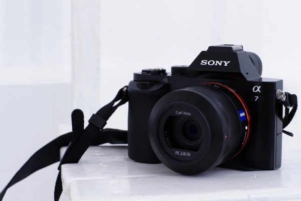 ASCII.jp：α7 / α7Rとセットでほしい、高性能ツァイス「Sonnar T* FE