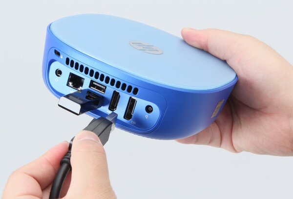 ASCII.jp：HPの手のひらPC「Stream Mini」を片手でつまみながらレビュー