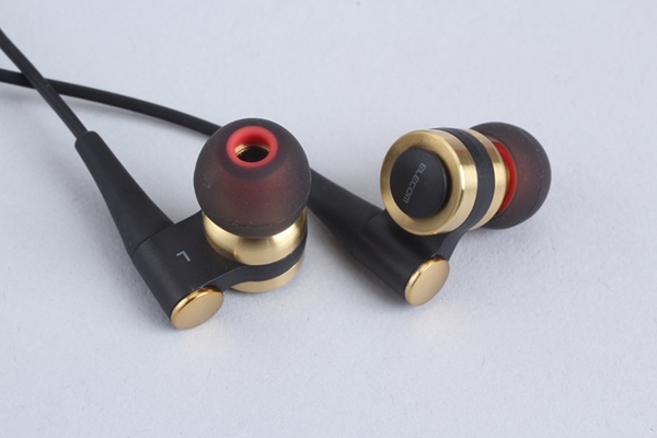 ASCII.jp：謎の完成度、ザクを思わせるハイレゾイヤホンEHP-CH3000 (1/3)