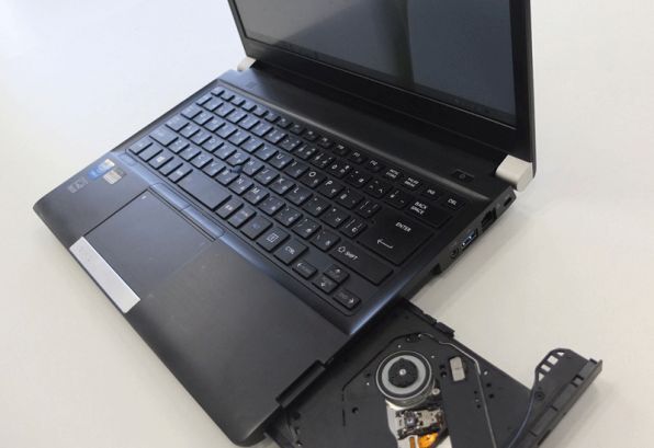 ASCII.jp：DVDドライブ内蔵で堅牢、仕事用13.3型ノートとして隙のない