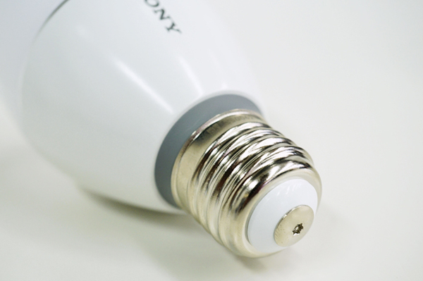 ASCII.jp：天井から音が降るLED電球スピーカー「LSPX-103E26」：Xperia