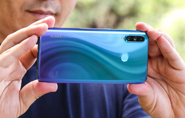 ASCII.jp：超強力コスパなミドルクラス機 au「HUAWEI P30 lite Premium