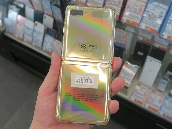 ASCII.jp：国内未発売の金ピカGalaxy Z Flipがアキバに入荷！