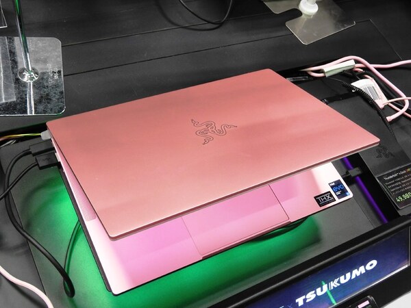 ASCII.jp：ド派手なピンク色のハイエンドノートPCがRazerから登場