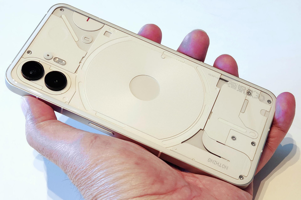 ASCII.jp：約1年我慢して背面「Glyph」のNothing Phone (2)を衝動買い
