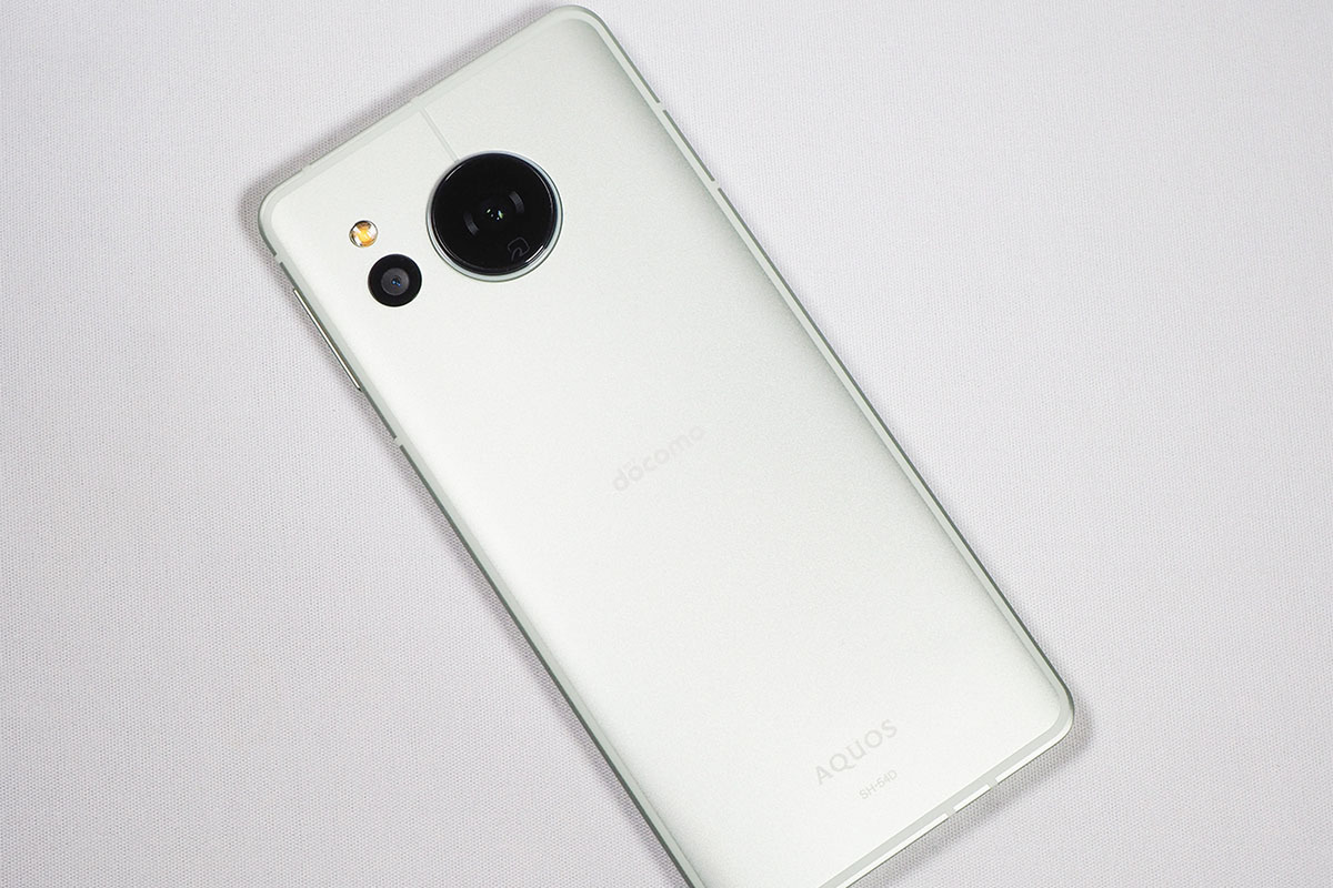 ASCII.jp：シャープの定番スマホ「AQUOS sense8」は外観変わらずも