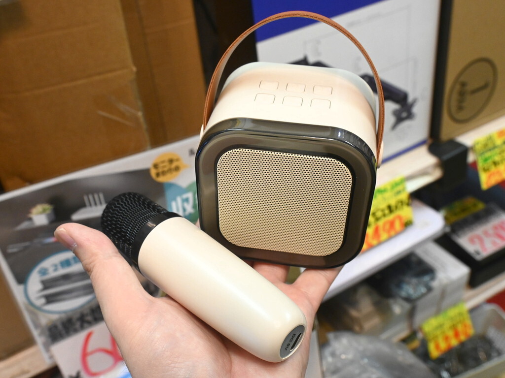 自宅で超気軽にカラオケ！ 手のひらに乗る大きさのカラオケセットが
