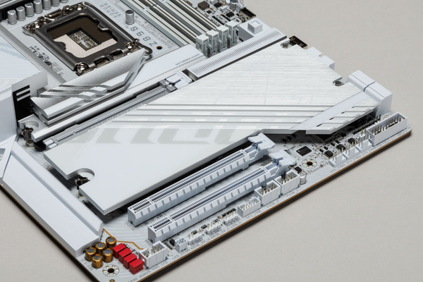 ASCII.jp：白すぎて美しいGIGABYTEのZ890マザーボードはメモリーも