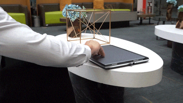 アコガレの観音開き「3画面ノートPC」がついに日本で発売開始!! - 週刊