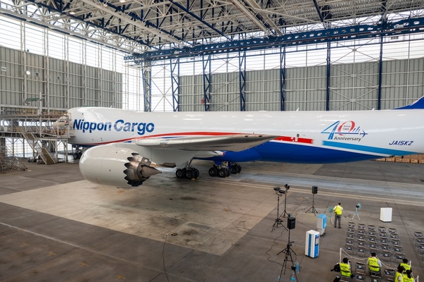 ASCII.jp：超巨大！ ジャンボ貨物機の中はまるで秘密基地でした (1/3)