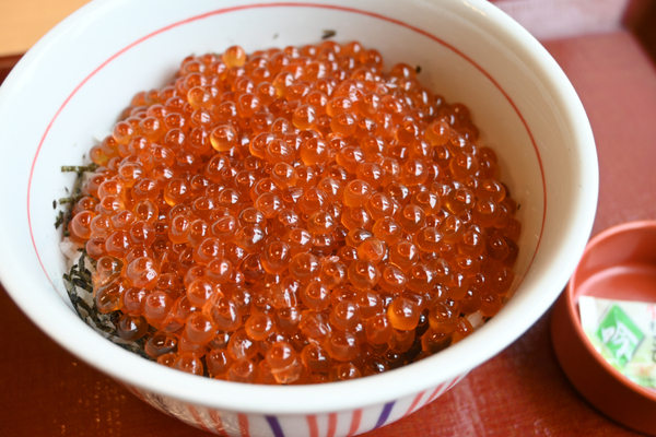 ASCII.jp：これが並!? なか卯「天然いくら丼」、お値段強気でも満足度