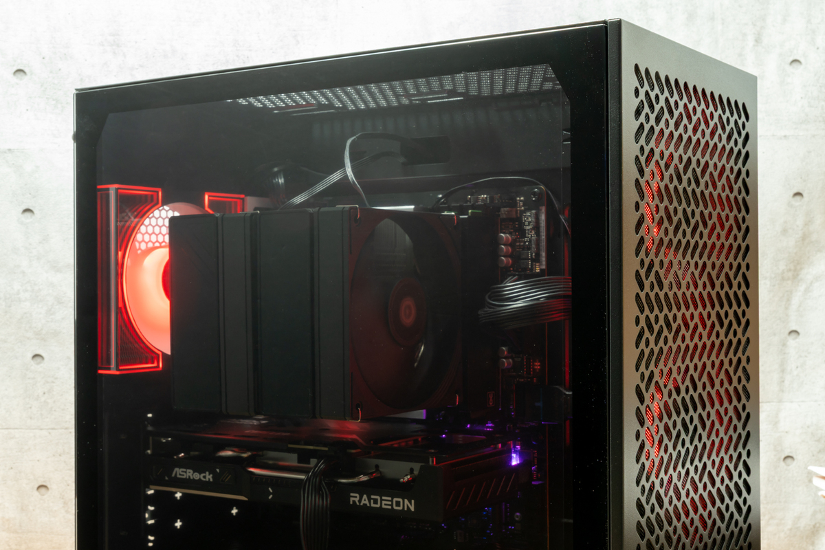 ASRockマザーで手堅く組む！ 光り輝くコンパクトゲーミングPCの自信作