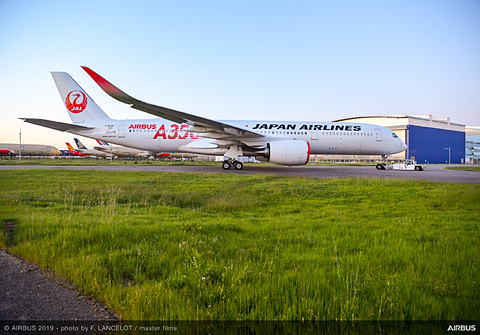 エアバス、赤い「A350」ロゴが入ったJAL向けA350-900初号機の塗装完了
