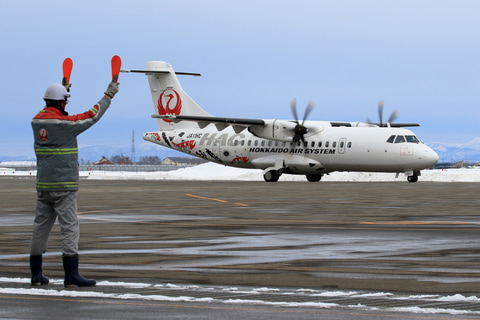 北海道エアシステム、ATR 42-600初号機が丘珠空港に到着・機体を公開