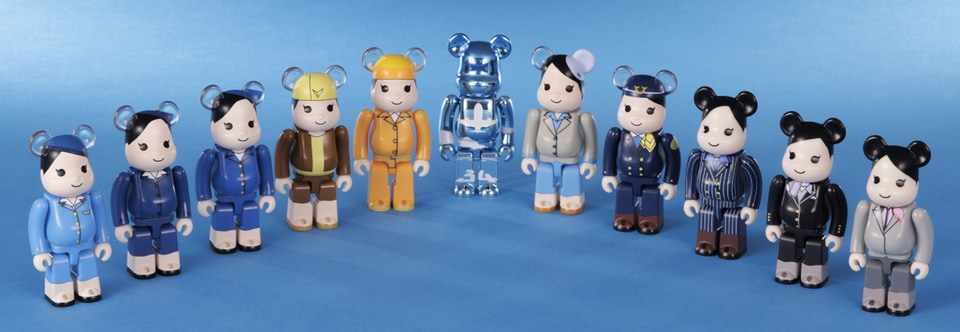 ANA、歴代CA制服と創立70周年記念ベアが11体セットになった「BE@RBRICK