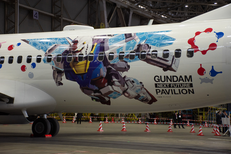 グラスフェザー装備のガンダム（RX-78F00/E）、JALとともに飛ぶ！ 大阪