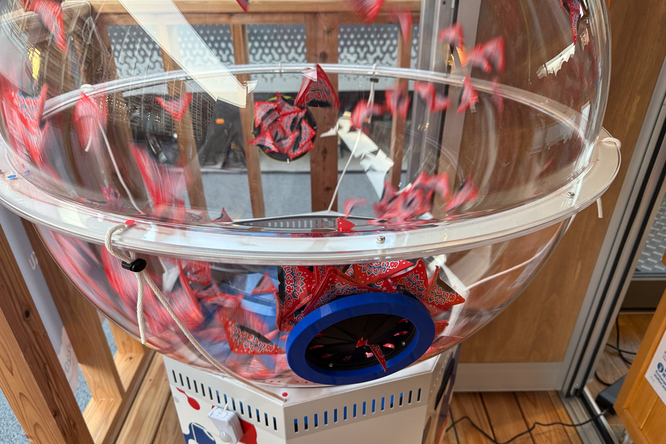 ハズレなし、寝そべりミャクミャクぬいぐるみが当たるくじ引いてみた