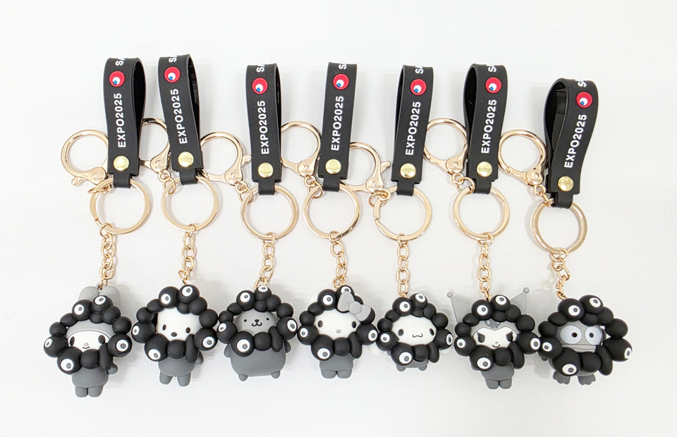 サンリオ×ミャクミャク新作グッズ、モノクロキーホルダーが登場。万博
