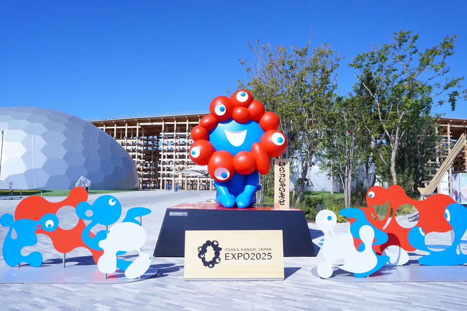 万博・東西ゲートのミャクミャク像が1/150サイズのフィギュアに！ こ