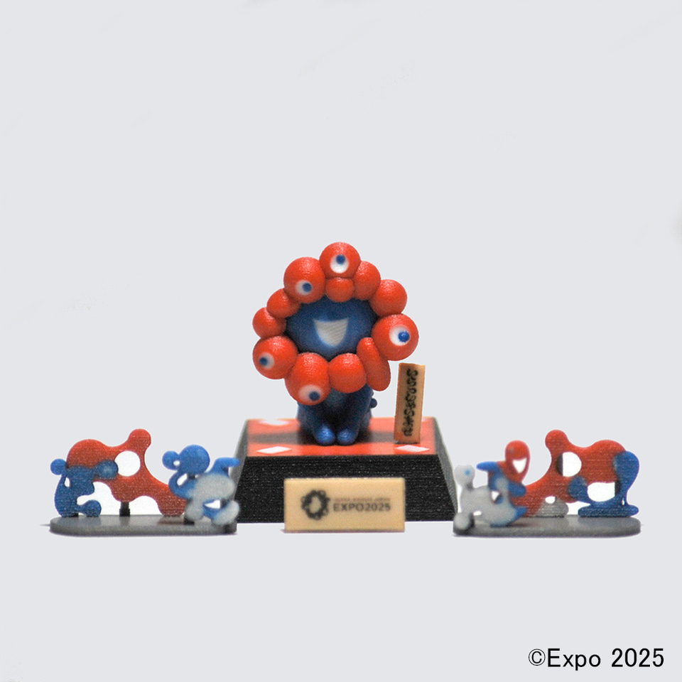 万博・東西ゲートのミャクミャク像が1/150サイズのフィギュアに！ こ