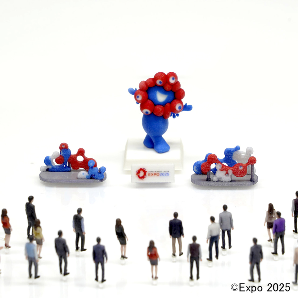 万博・東西ゲートのミャクミャク像が1/150サイズのフィギュアに！ こ