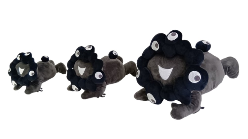 黒ミャクミャクぬいぐるみ、万博会場内ストア限定で新登場。お手玉風