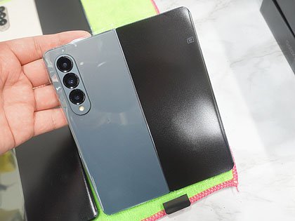 7.6型折りたたみスマホ「Galaxy Z Fold 4」が直輸入、512GBモデルは約