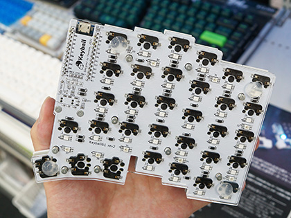 トラックボール付きの左右分離型キーボード自作キット「Keyball39