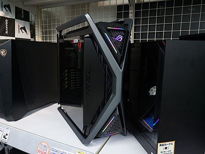 ASUSのフルタワーPCケース「ROG HYPERION GR701」が発売、長さ460mm