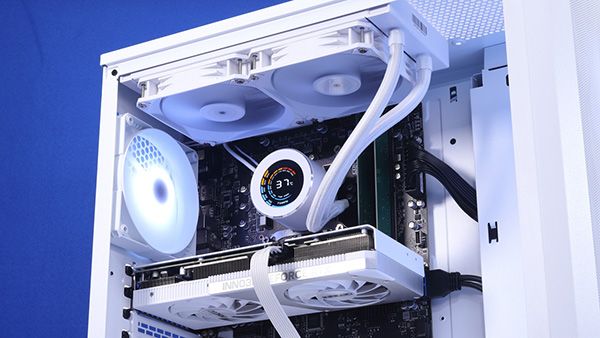 ホワイトでCore i7×GeForce RTX 4070の今時ゲーミングPC「STORM PG