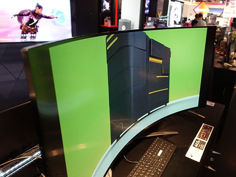 44.5インチ有機EL湾曲ゲーミングモニター「Predator X45」の実機展示