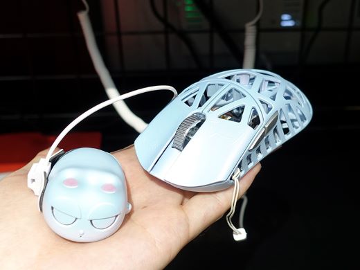 わずか34gの超軽量ワイヤレスゲーミングマウス「BEAST X MINI」が入荷