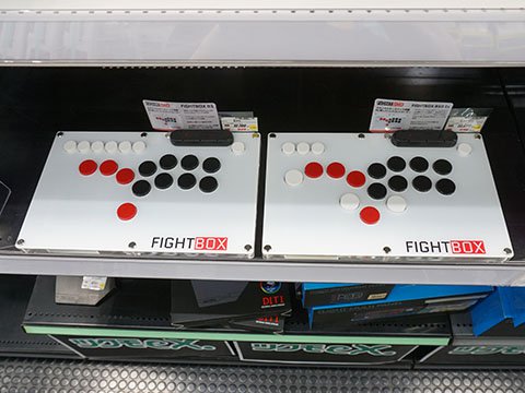 親指で押しやすい追加ボタンレイアウトのレバーレスアケコン「FightBox