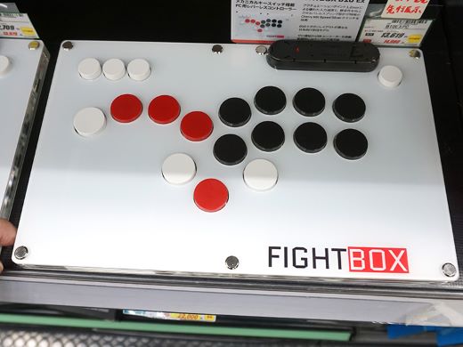 親指で押しやすい追加ボタンレイアウトのレバーレスアケコン「FightBox