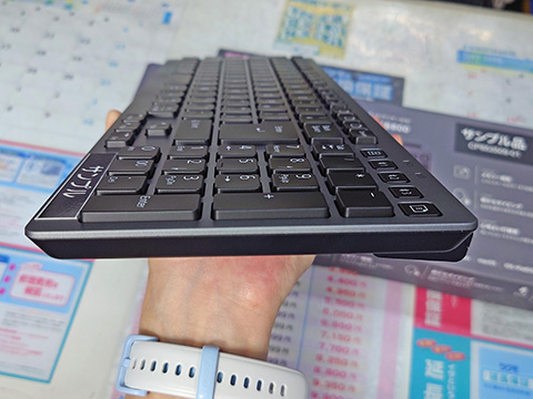 富士通の薄型ワイヤレスキーボード「FMV Comfort Keyboard KB800」が