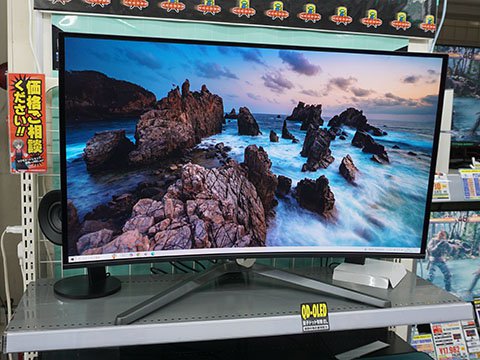 量子ドット有機ELパネル採用の32インチ曲面ゲーミングモニター「Titan