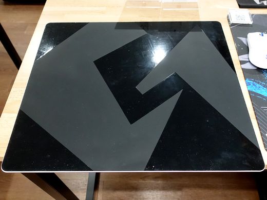 日本製ガラス採用の高級マウスパッド「GLSSWRKS Hana」 - AKIBA PC