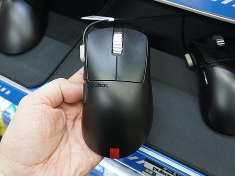 裏面にOLEDパネルを搭載したPulsarのゲーミングマウス「Xlite v4 eS