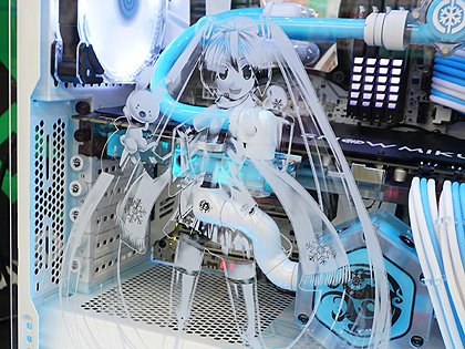 初音ミク仕様の水冷PCに“雪ミクバージョン”が登場、ツクモで展示中