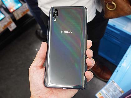 指紋センサーをディスプレイに内蔵、カメラが飛び出すスマホ「Vivo NEX