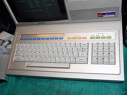 シャープ「MZ-80B」が店頭デモ中、BEEPで後日販売 （取材中に見つけた