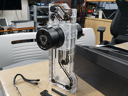 ラジエーターにマウントできる水冷リザーバーにデュアルポンプ対応品