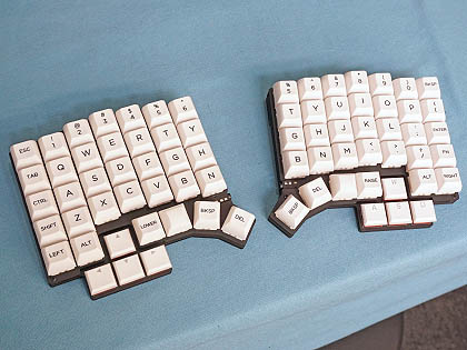 一部キーが低背のハイブリッド自作キーボード「ErgoArrows」、左右分割