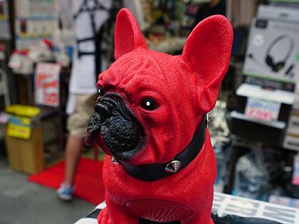 起動時にワンと吠える! フレンチブルドッグ型のBluetoothスピーカー