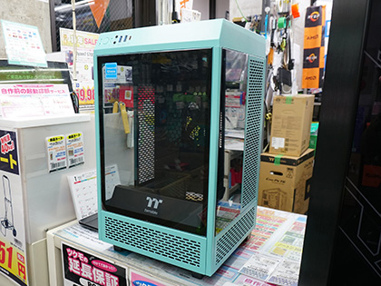 Thermaltakeのショーケース風Mini-ITXケース「The Tower 100」に新色